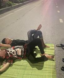 Triệu tập hai thanh niên trải chiếu nằm giữa quốc lộ
