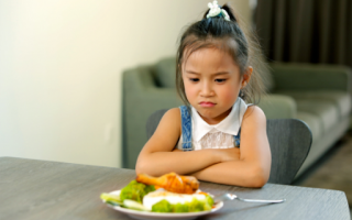Trẻ chán ăn kèm theo những biểu hiện đặc biệt, cha mẹ cần đưa đi khám gấp kẻo không kịp