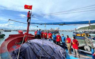 Tiếp tục hành trình 'Một triệu lá cờ Tổ quốc cùng ngư dân bám biển'