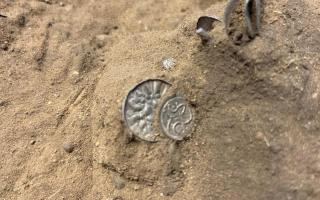 Săn kho báu trong pháo đài cổ, cô gái trẻ phát hiện lô tiền xu nghìn năm tuổi