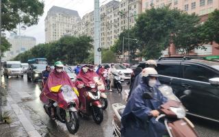 Người Hà Nội vật lộn với tắc đường trong mưa rét