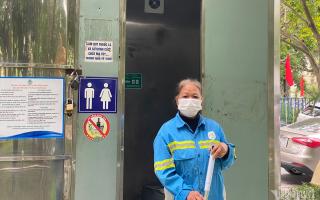 Túi đồ cô gái để trước nhà vệ sinh ở Hà Nội khiến nữ công nhân run sợ