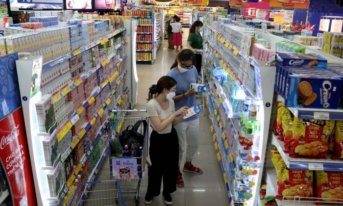 Vào siêu thị mua nhiều, ưu đãi lớn