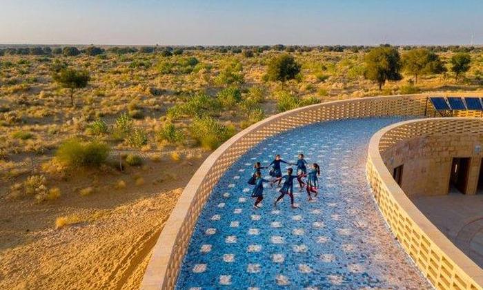 Ngôi trường giữa sa mạc Ấn Độ đặc biệt mát mẻ dù thời tiết nóng bức