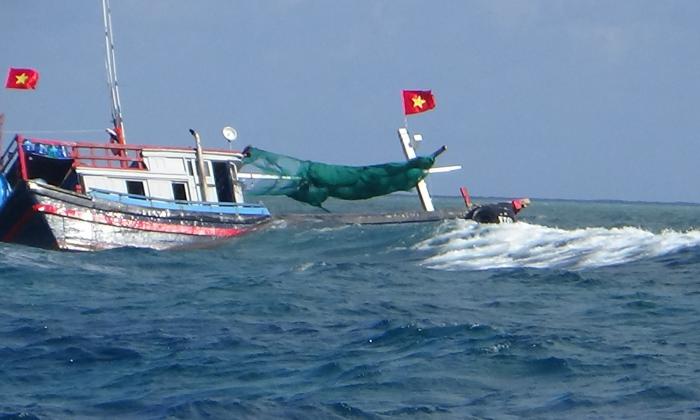 Đảo Đá Lát hỗ trợ 4 ngư dân trên tàu cá Ninh Thuận bị sóng đánh chìm