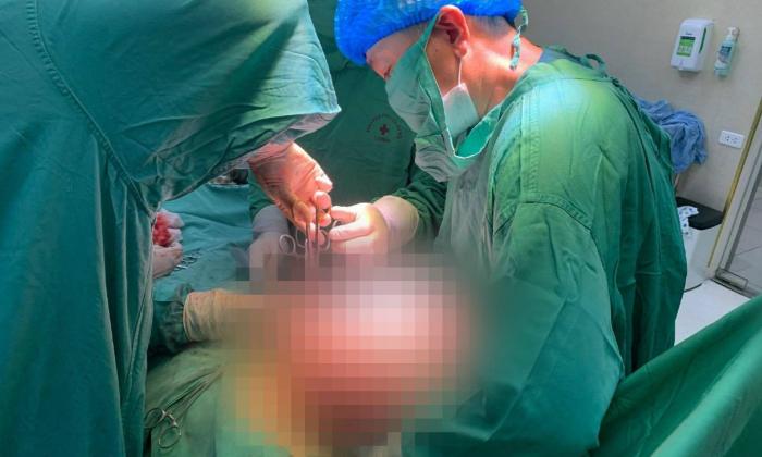Người phụ nữ 57 tuổi mang khối u buồng trứng 7kg
